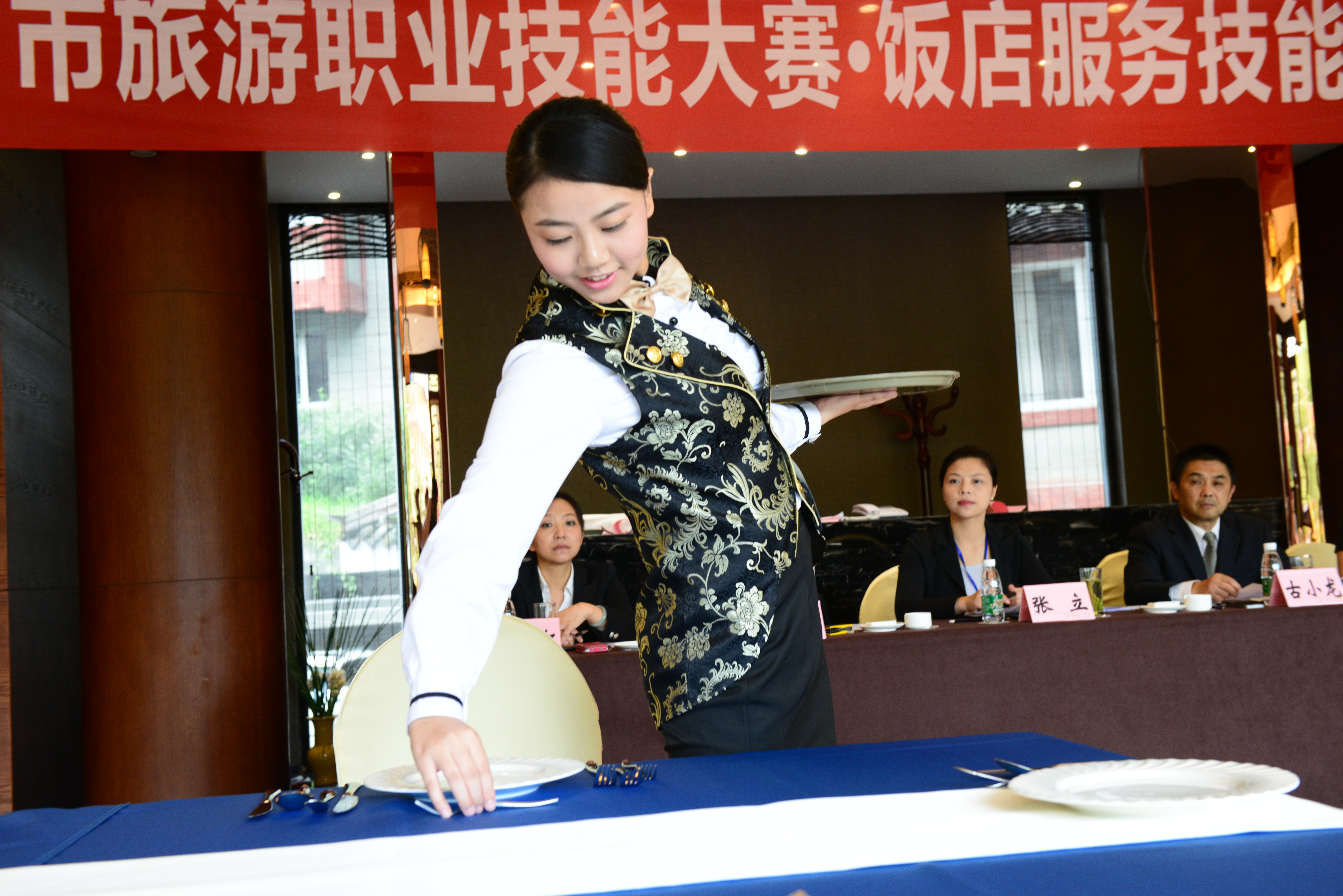西餐宴会摆台 第二名 吴玉燕 (2).JPG